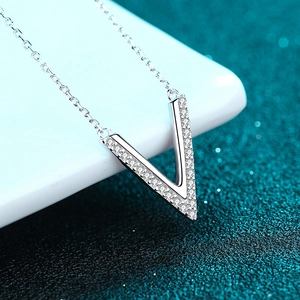Collier en V minimaliste en argent sterling S925 avec moissanite scintillante pavée