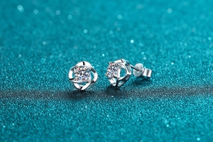 Dettaglio macro di orecchini a perno in argento S925 con scintillanti pietre di moissanite