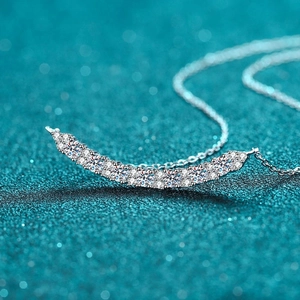 Elegant 925 silver smile necklace with 7 bright moissanite diamonds on a fine O-chain