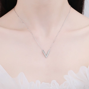 Collier minimaliste en argent S925 avec pendentif en V et pierres moissanites micro-pavées