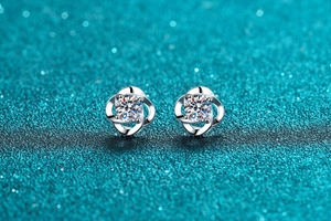 Macro di orecchini a perno a quattro griffe in argento S925 con pietre di moissanite lucide