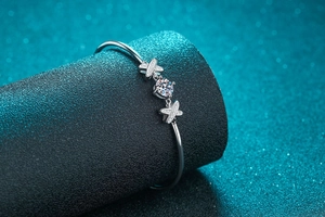 Macro shot of S925 silver bracelet featuring a brilliant round moissanite in crossover setting
