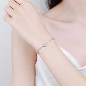 Elegant silver four-leaf clover bracelet with sparkling moissanite for women