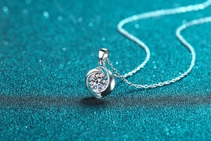 Macro shot of S925 sterling silver whirlpool pendant with a large round moissanite