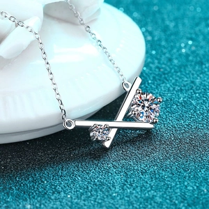 Élégant collier en argent sterling S925 avec pendentif croisé et pierres de moissanite rondes
