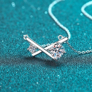 Collier avec pendentif croisé en argent sterling S925 et pierres de moissanite