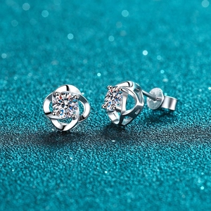 Orecchini a lobo in moissanite argento S925 su sfondo blu con glitter scintillanti