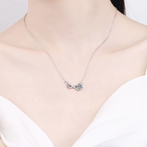 Collier en argent sterling S925 avec pendentif croisé orné de deux pierres en moissanite