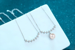 Detail of S925 sterling silver necklaces with clover moissanite and freshwater pearl