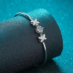 S925 sterling silver bangle with a one-carat moissanite stone in a crossover design