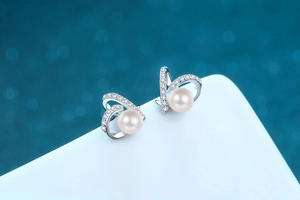 Gros plan de boucles d'oreilles cœur en argent S925 avec perles d'eau douce et moissanite