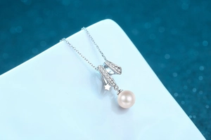 Detail of S925 silver necklace featuring a white pearl, star charm and sparkling zircon stones