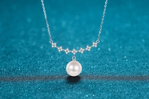 Close-up of S925 silver four-leaf clover pendant with large white freshwater pearl and moissanite