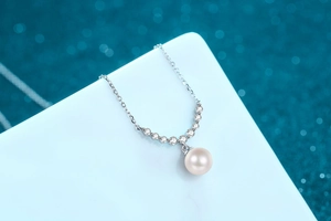 Détail du collier en argent 925 avec moissanite scintillante et perle d'eau douce de 8mm