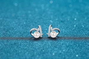 Détail macro de boucles d'oreilles en argent 925 avec perles d'eau douce et cristaux