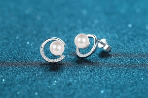 Détails macro de boucles d'oreilles en argent S925 avec perles et zircons cubiques en C