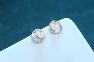 Détail de boucles d'oreilles perles en argent S925 avec moissanite scintillante