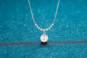 Détail de perle d'eau douce 8mm avec pendentif moissanite courbé sur chaîne en argent S925