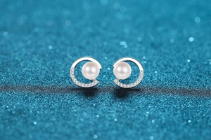 Détail de boucles d'oreilles C en argent S925 avec perle d'eau douce et pierre moissanite