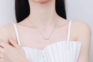 Vue détaillée du collier pendentif perle d'eau douce 8mm sur le mannequin