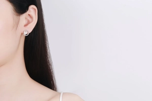 Gros plan d'une boucle d'oreille en argent S925 avec perle d'eau douce et Moissanite