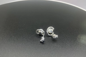 Gros plan de boucles d'oreilles en argent S925 avec perles d'eau douce et moissanite