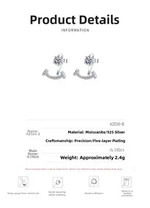 Détail macro de boucles d'oreilles smile en argent 925 avec moissanite et fini poli