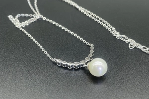 Détail du pendentif perle d'eau douce 8mm avec courbe de moissanite scintillante