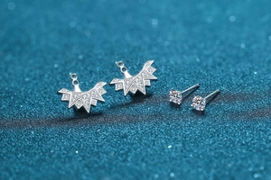 Vue macro détaillée de boucles d'oreilles flocon en argent S925 avec pierres de moissanite