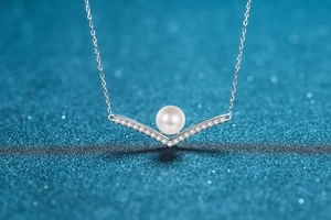Detailed close-up of V-shaped S925 sterling silver necklace with a 8mm freshwater pearl
