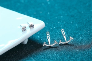 Détail des boucles d'oreilles S925 en argent à quatre griffes avec vestes courbées Smile