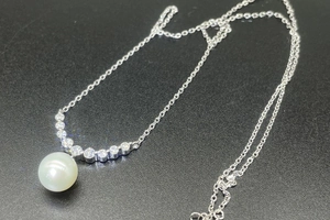 Gros plan d'un collier en perles d'eau douce 8mm avec moissanite sur chaîne argent S925