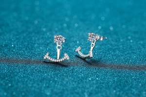 Vue macro de boucles d'oreilles en argent S925 avec moissanite et pendentifs sourire pavés