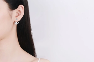 Gros plan détaillé d'une boucle d'oreille en argent en forme d'éventail avec zircons