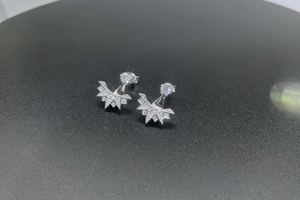 Gros plan détaillé des boucles d'oreilles flocon de neige en argent S925 et zircons