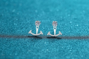Vue macro des boucles d'oreilles sourire en argent S925 avec micro-pavage moissanite