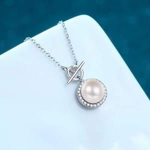 S925 sterling silver necklace with 9mm freshwater pearl and moissanite toggle clasp