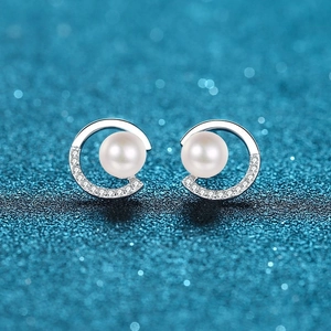 Boucles d'Oreilles Clous en Argent Sterling 925 avec Moissanite et Perle d'Eau Douce pour Femme Design C-Géométrique Électroplaqué Bijoux Élégants