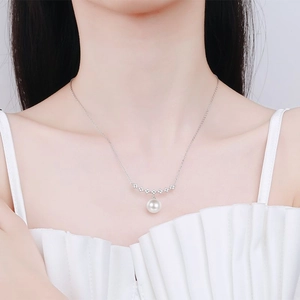 Elegant S925 sterling silver four-leaf clover necklace with freshwater pearl and moissanite