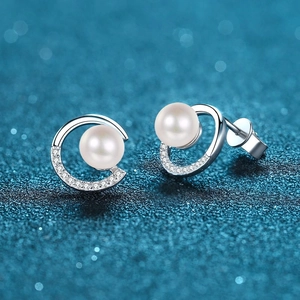 Boucles d'oreilles en argent S925 avec perles d'eau douce et accents en moissanite