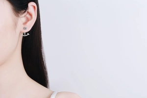 Vue macro de boucles d'oreilles sourire en argent S925 avec pierres en moissanite