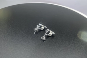 Gros plan de boucles d'oreilles en argent S925 avec pierres de moissanite taille ronde
