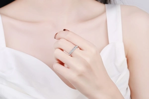 Close-up of S925 sterling silver ring featuring elegant square-cut zircon stones