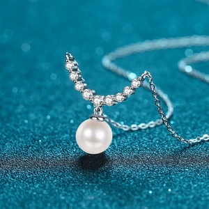 Collier élégant en argent S925 avec perle d'eau douce 8mm et arc de sourire en moissanite