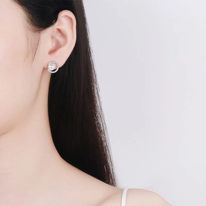 Élégantes boucles d'oreilles en argent 925 et perle d'eau douce avec halo en moissanite