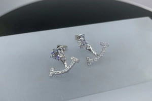 Gros plan de boucles d'oreilles T-smile en argent avec pavé de zircons étincelants