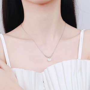 Collier élégant en argent S925 avec pendentif perle blanche porté par un mannequin