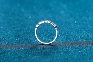 Macro side view of S925 sterling silver ring with channel-set princess square zircons