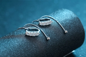 Detailed close-up of S925 sterling silver ear threads with five sparkling round white stones