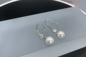 Detail of 8mm freshwater pearl earrings with four-prong moissanite in S925 silver